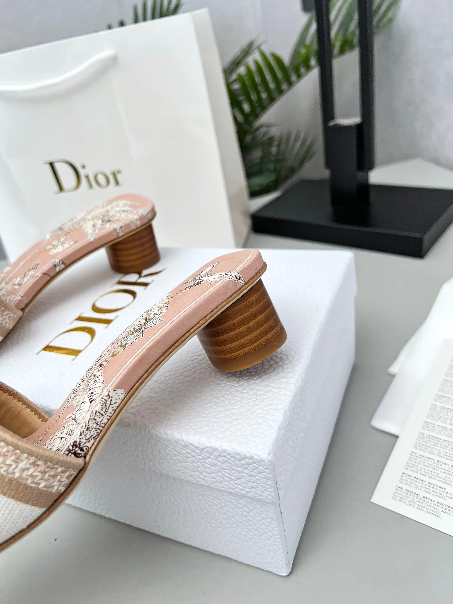 👟👟Ex-factory price 360👟👟 Genuine leather sole + 30 Dior’s latest hot model, a ﾉ☀ spring new product, this mid-heeled silk forged surface + 3D electric show shoe embodies the modern design concept. How to match it to look good. Comfortable on the foot. Code number 35-40 (41/42 customized)